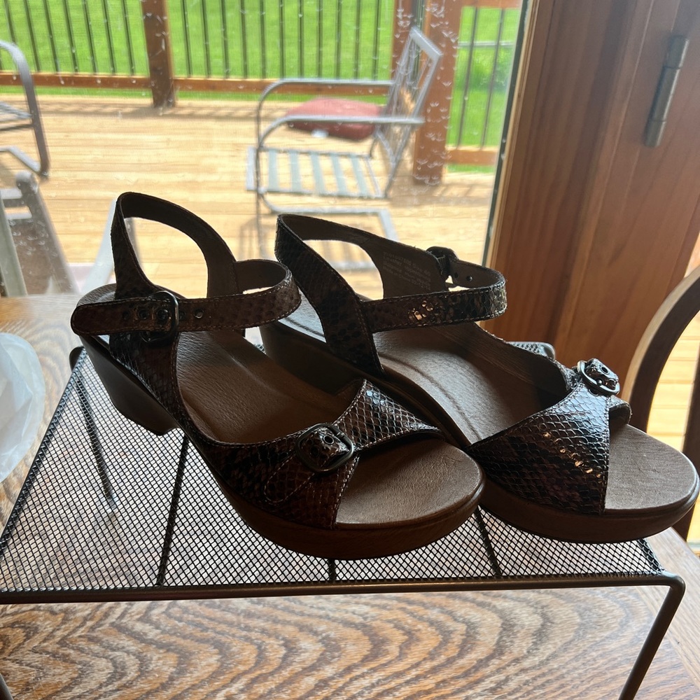 Dansko Joanie Snake Women’s Size 40 Brown Snake Leather Sandals - New With Box